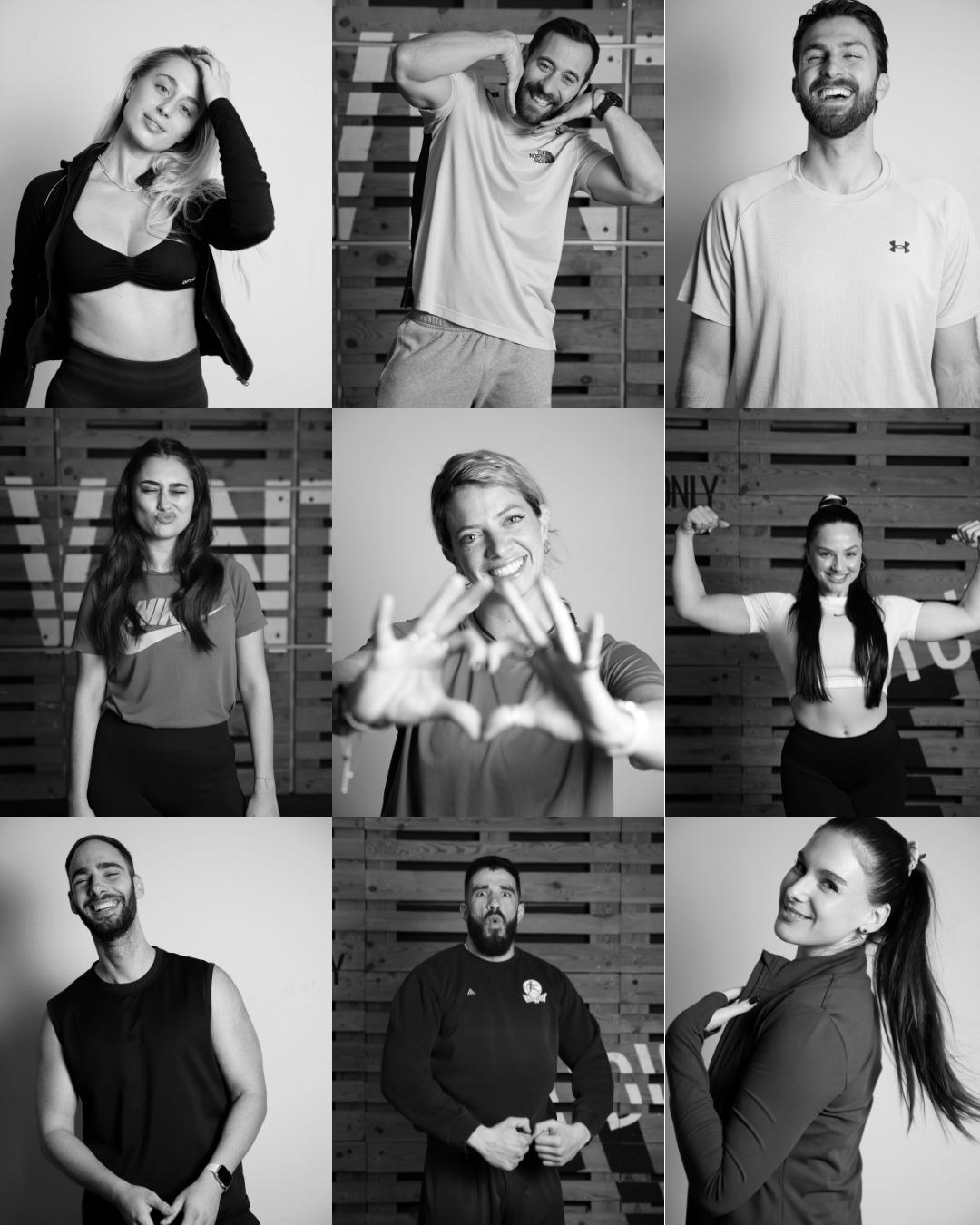 Ein Mann trainiert auf einer Brücke mit zwei Battle Ropes.